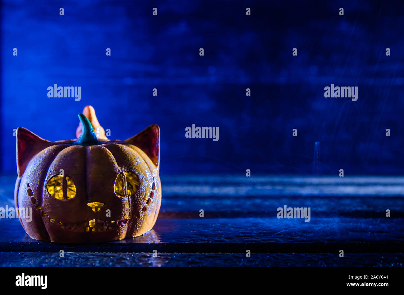 Halloween. zucca sotto la pioggia. spazio copia Foto Stock