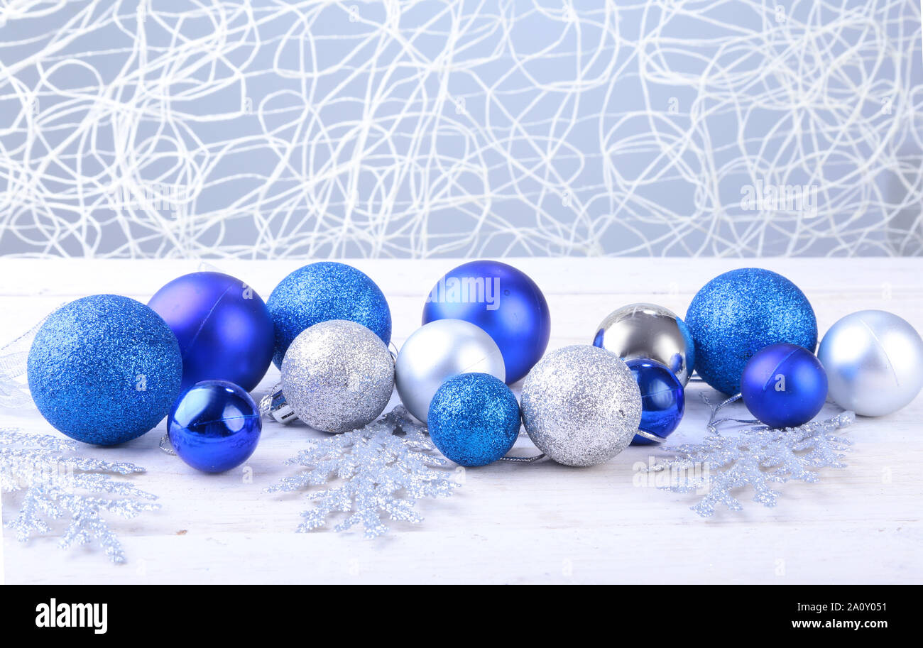 Il Natale di colore argento e blu sfere isolato su sfondo argento Foto Stock