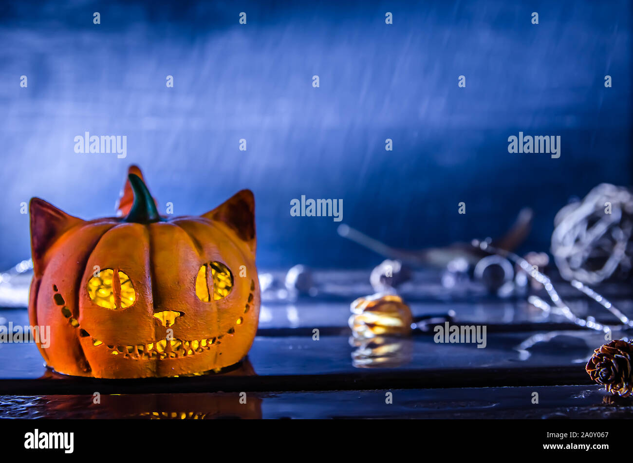 Halloween. zucca sotto la pioggia. spazio copia Foto Stock