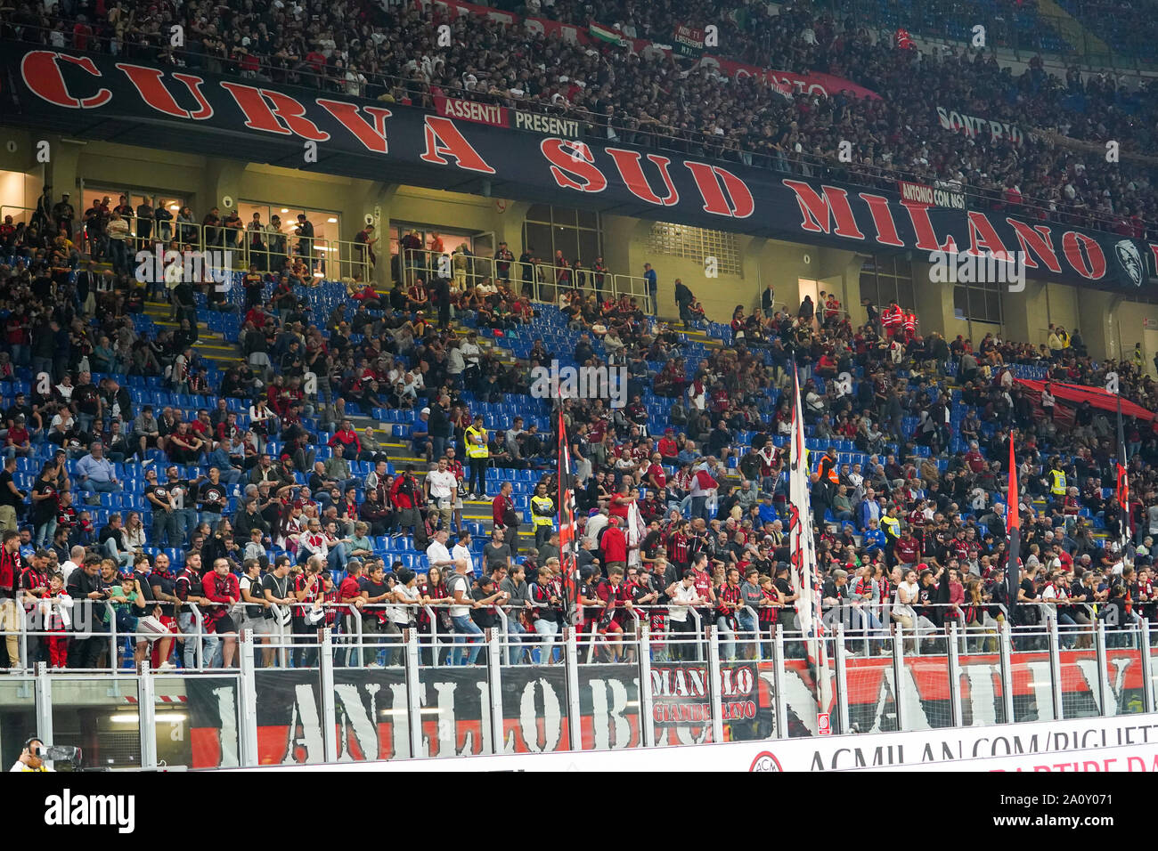 Milano, Italia - 21 settembre: tifosi del Milan a la Curva Sud durante la seria a match tra AC Milan vs FC Internazionale allo Stadio San Siro, Foto Stock
