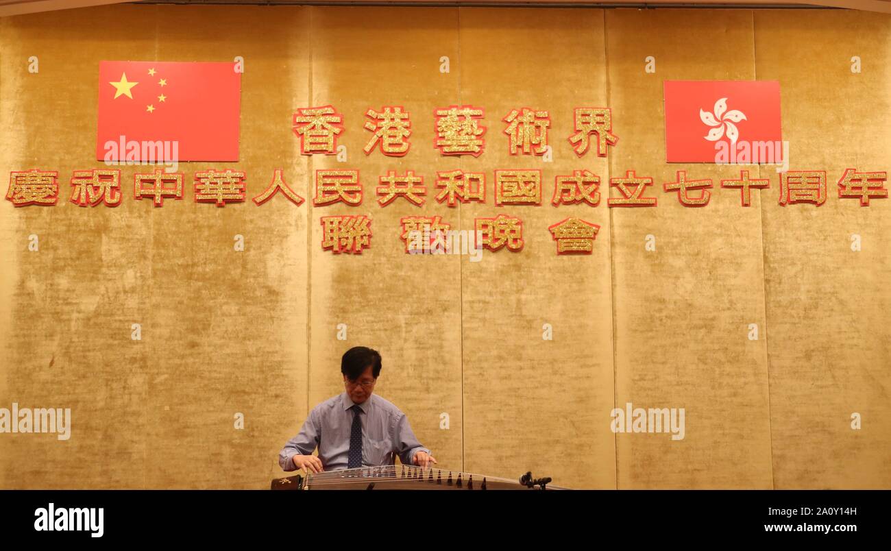 Hong Kong, Hong Kong per contrassegnare il settantesimo anniversario della fondazione della Repubblica popolare cinese nel sud della Cina di Hong Kong. Il 22 settembre, 2019. Un artista gioca Guzheng o Cinese cetra, in corrispondenza di un evento di gala tenutosi dal cerchio di arte di Hong Kong per contrassegnare il settantesimo anniversario della fondazione della Repubblica popolare cinese nel sud della Cina di Hong Kong, Sett. 22, 2019. Credito: Lu Ye/Xinhua/Alamy Live News Foto Stock