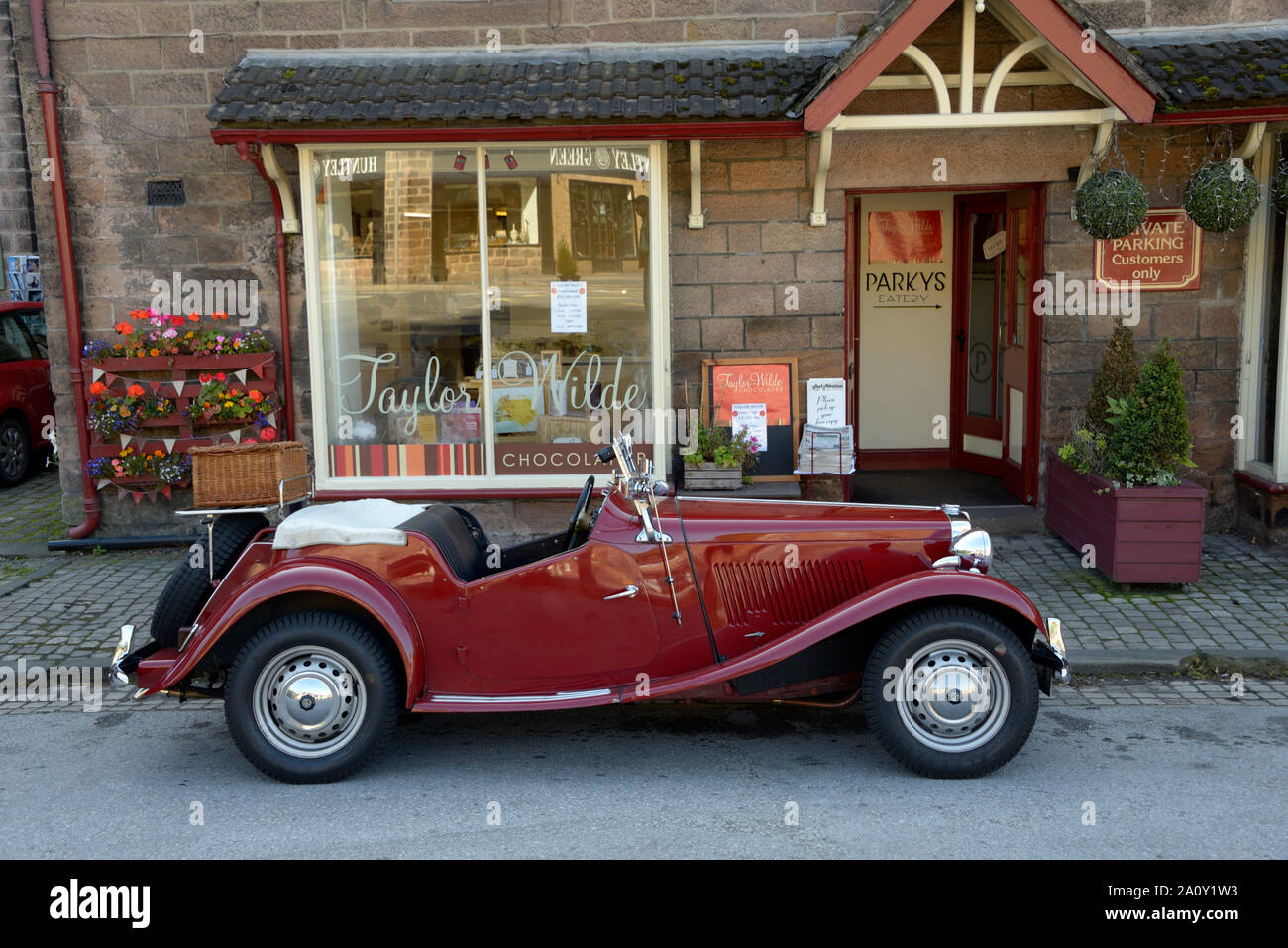 MG TF, al di fuori di un negozio, in Cromford, Derbyshire. Foto Stock