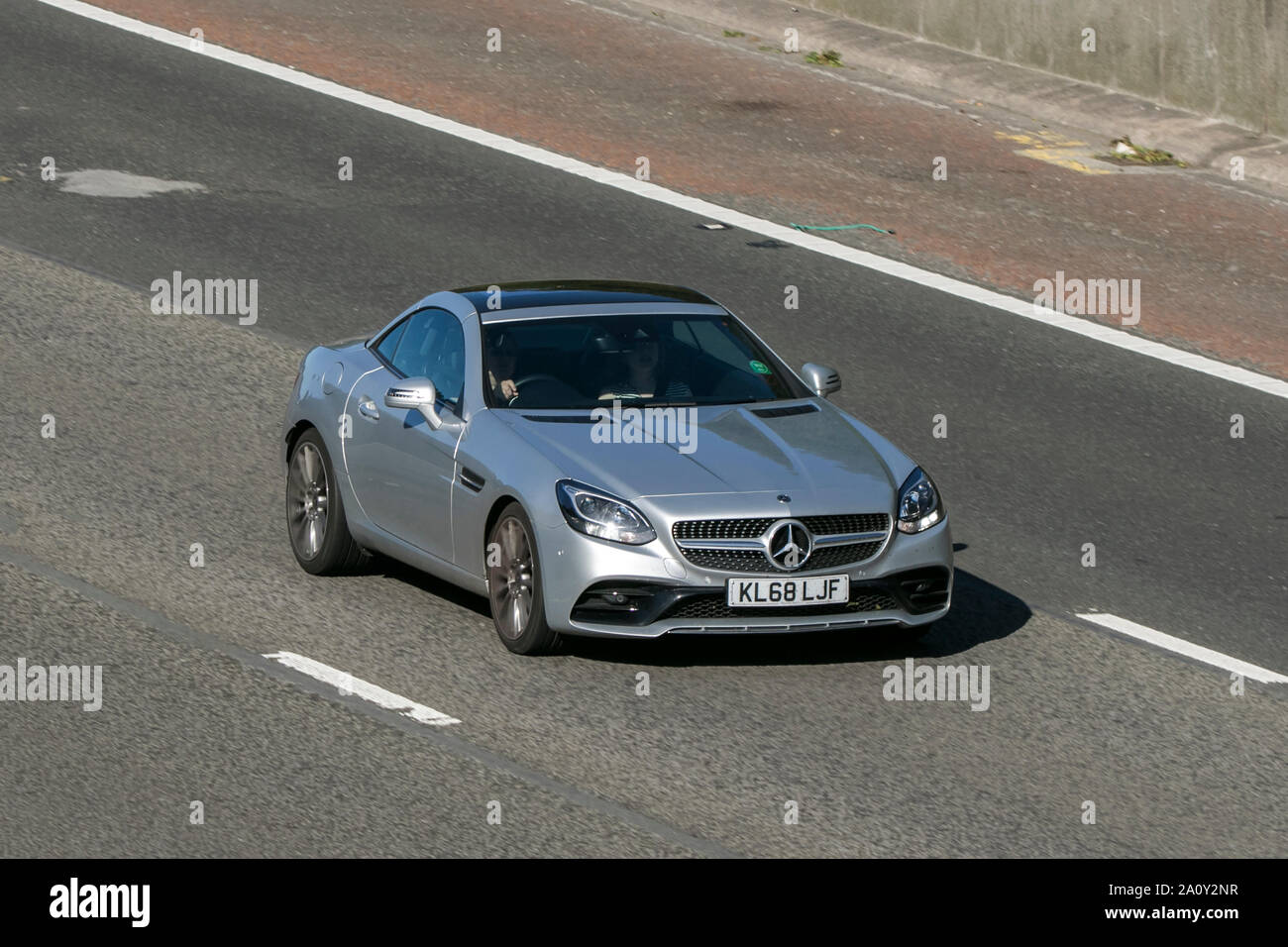 Una Mercedes SLK cabrio roadster viaggiare verso nord sulla autostrada M6 vicino a Garstang in Lancashire, Regno Unito Foto Stock
