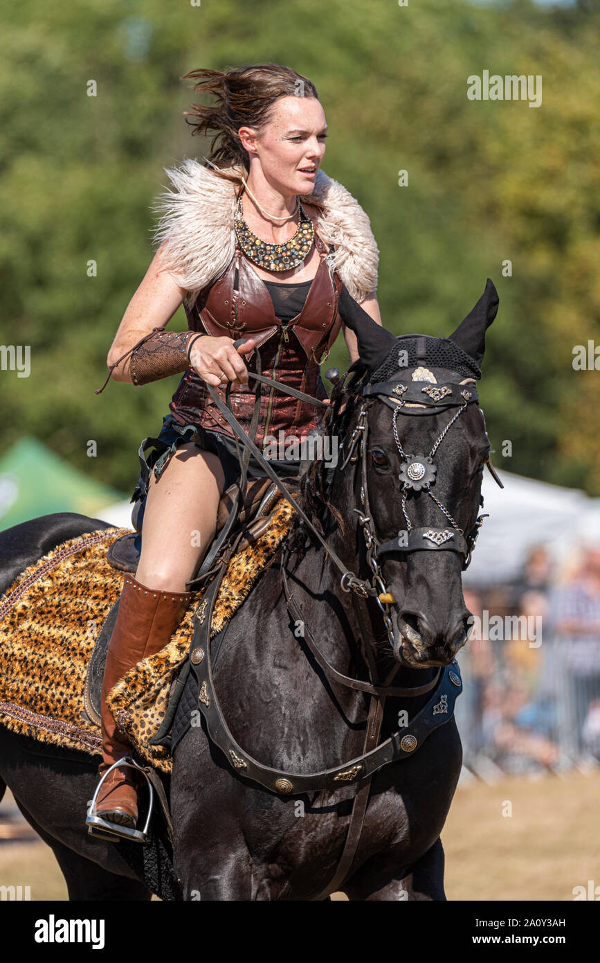 Equestrienne mostra bravata display a cavallo presso il National Paese mostrano Live a Hylands Park, Chelmsford Essex, Regno Unito. Horse event team Foto Stock