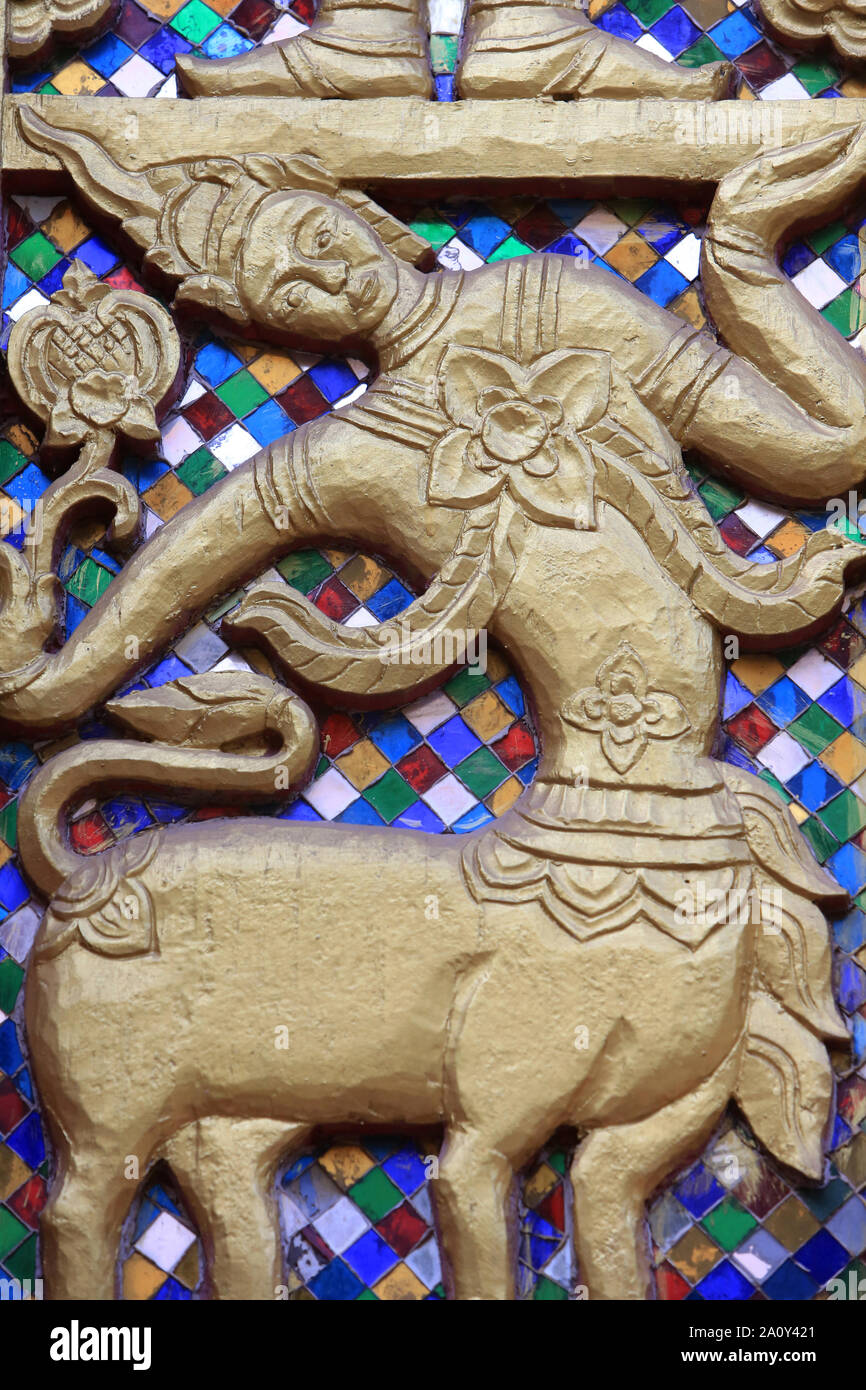 Finestra carving raffigurante scena dal hindouisme. Wat Inpeng. Vientiane. Laos. Foto Stock