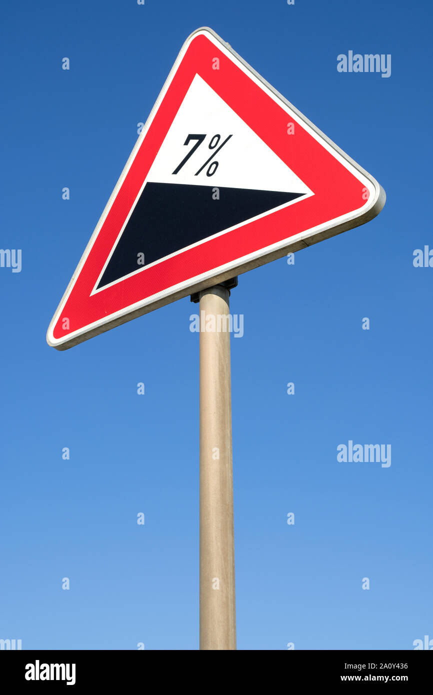 Il tedesco cartello stradale: salita ripida collina/giù il 7%, Foto Stock