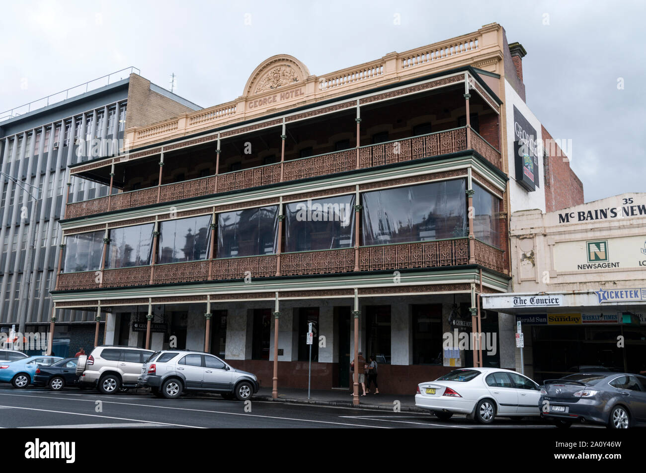 Il stile vittoriano George Hotel con un edificio a tre piani con balcone veranda che è unica nello Stato di Victoria in Australia. Il George sorge in Lydi Foto Stock