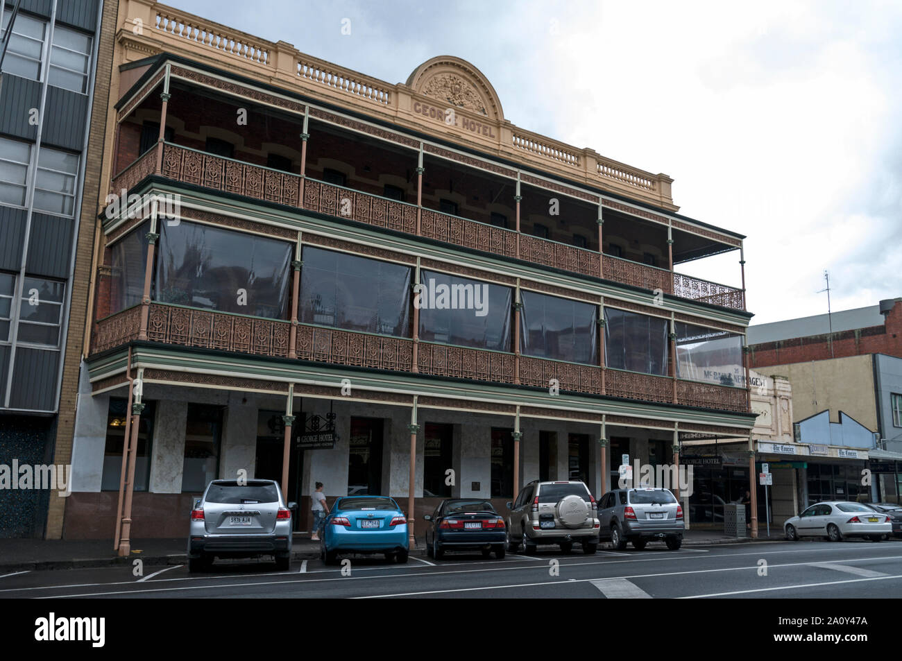 Il stile vittoriano George Hotel con un edificio a tre piani con balcone veranda che è unica nello Stato di Victoria in Australia. Il George sorge in Lydi Foto Stock