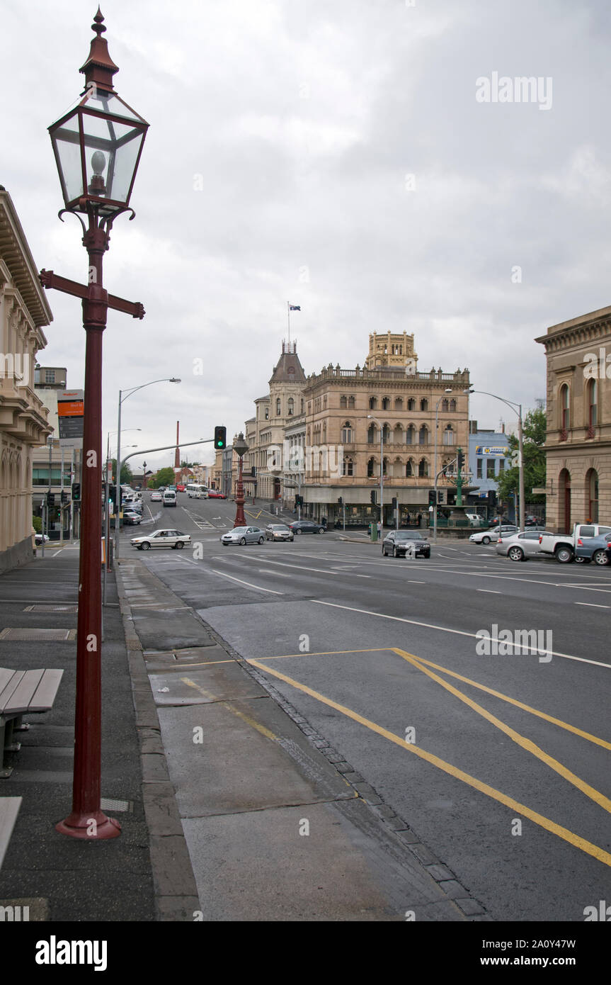 Una strada vittoriana lampada a gas nella vasta Lydiard Street a Nord in Ballarat, stato di Victoria, Australia. Ballarat Victoria è la più grande città terrestre. Foto Stock