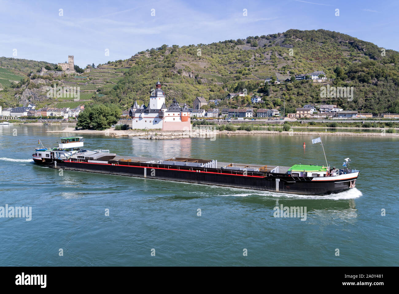 Navigazione nave da carico generale passando castello Pfalzgrafenstein, un castello di pedaggio sul Falkenau isola nel fiume Reno vicino a Kaub, Germania. Foto Stock