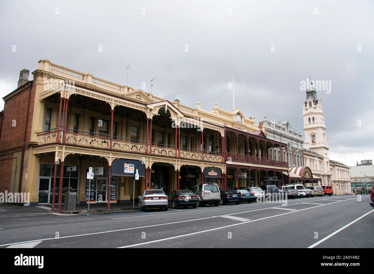 Una fila di edifici vittoriani compresi il colono Hall di minatori di Exchange e il vecchio ufficio postale su Lydiard Street a nord nella città di Ballarat, Vi Foto Stock