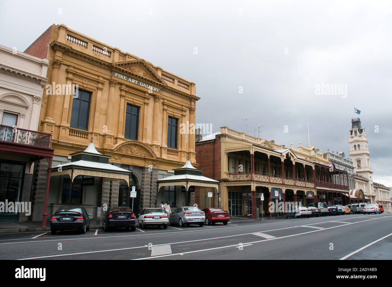 Una fila di edifici di fine art gallery, colono Hall di minatori di Exchange e il vecchio ufficio postale su Lydiard Street a nord nella città di Ballarat, V Foto Stock