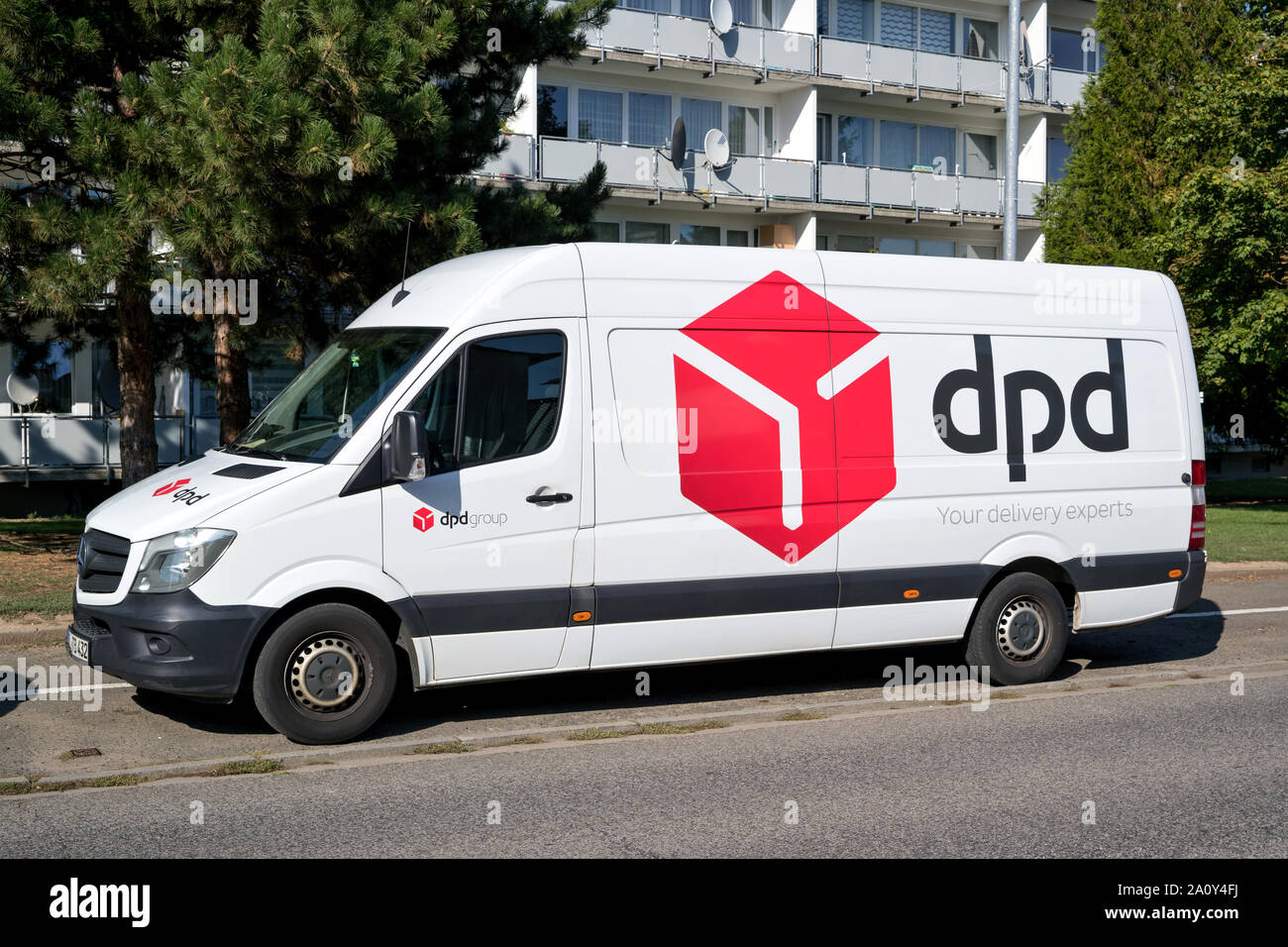 Consegna DPD van. DPDgroup è la international parcel delivery network di Stato francese di proprietà del servizio postale di La Poste. Foto Stock