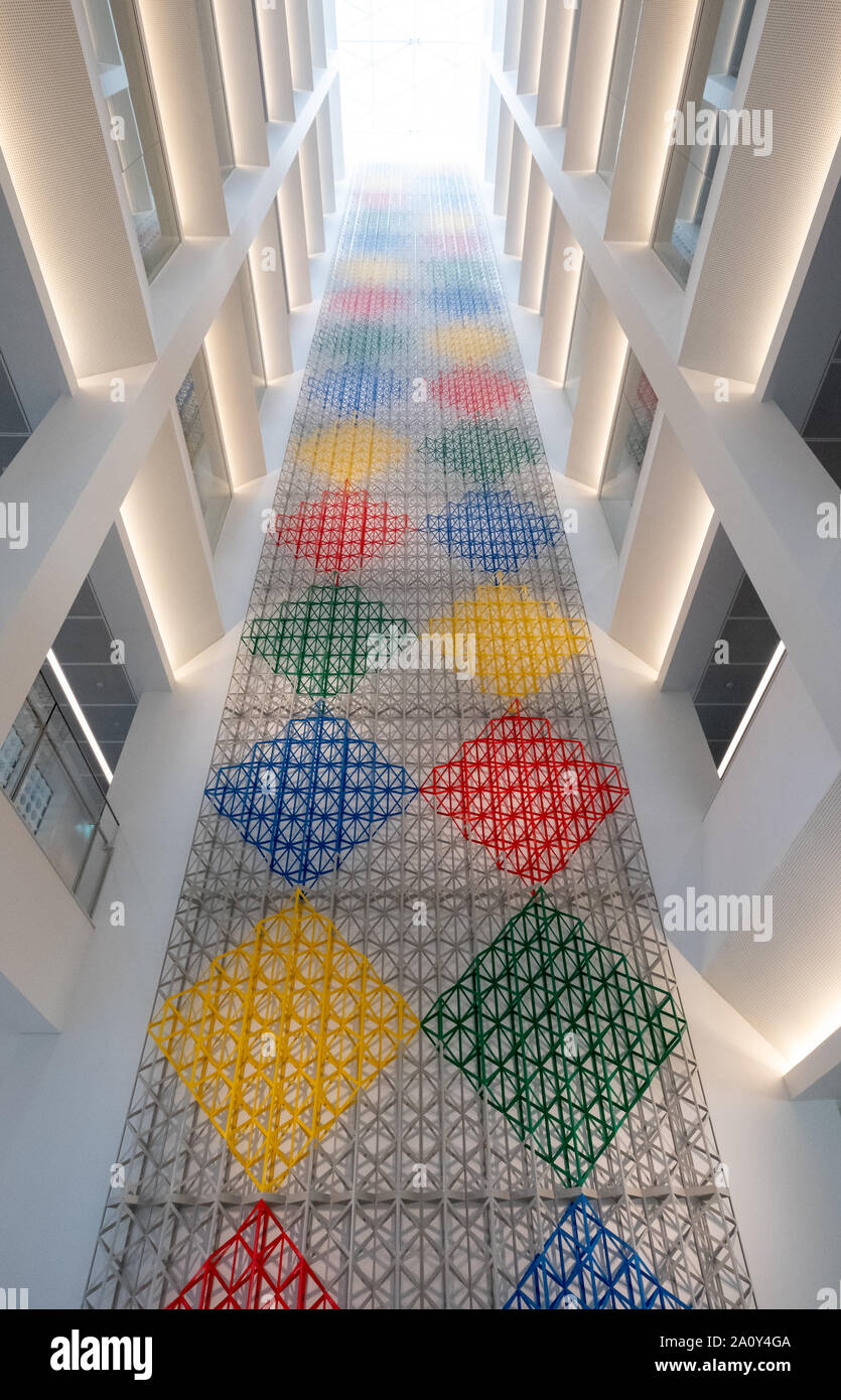 Da Rasheed Araeen geometrica dell'installazione dal titolo Rhapsody in quattro colori, situato nell'atrio all'Aga Khan Centro, Kings Cross, London REGNO UNITO Foto Stock