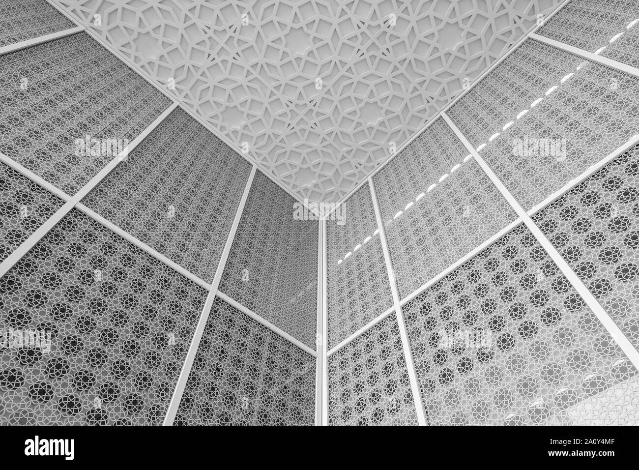 Surround di vetro e il soffitto con motivo geometrico presso il giardino di tranquillità, semplice cortile islamica all'Aga Khan Centro, Kings Cross, London REGNO UNITO. Foto Stock
