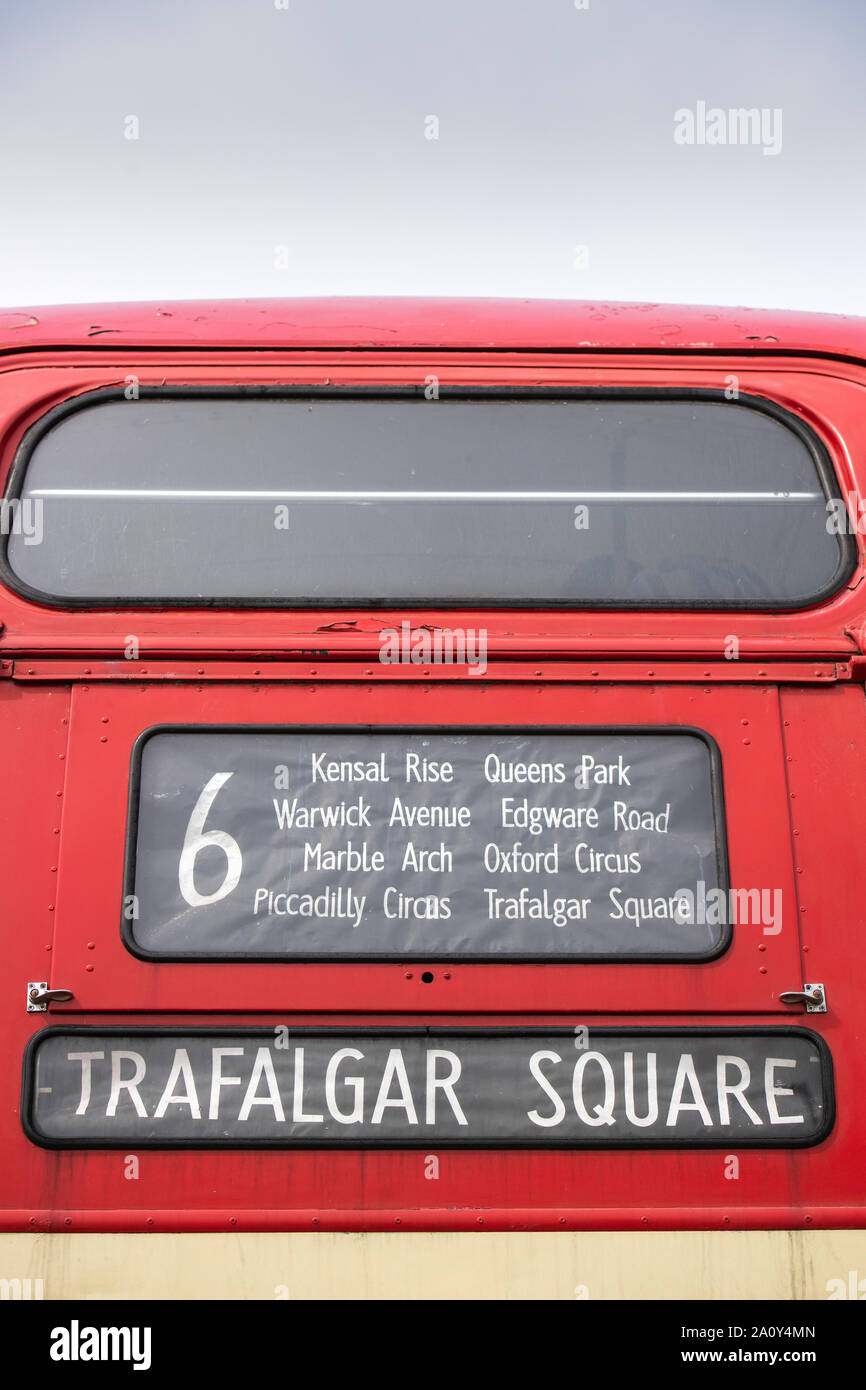 Dettaglio della parte superiore di un red double decker bus londinese, destinazione Trafalgar Square Foto Stock