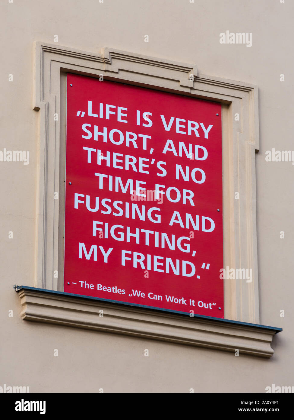 Beatles "La vita è molto breve..." i testi delle canzoni sul display board nel quartiere dei musei di Vienna, Austria. Foto Stock