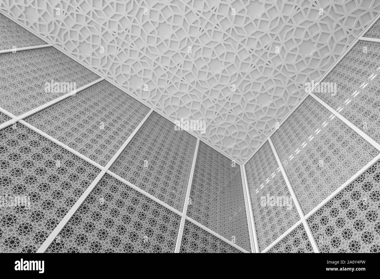 Surround di vetro e il soffitto con motivo geometrico presso il giardino di tranquillità, semplice cortile islamica all'Aga Khan Centro, Kings Cross, London REGNO UNITO. Foto Stock