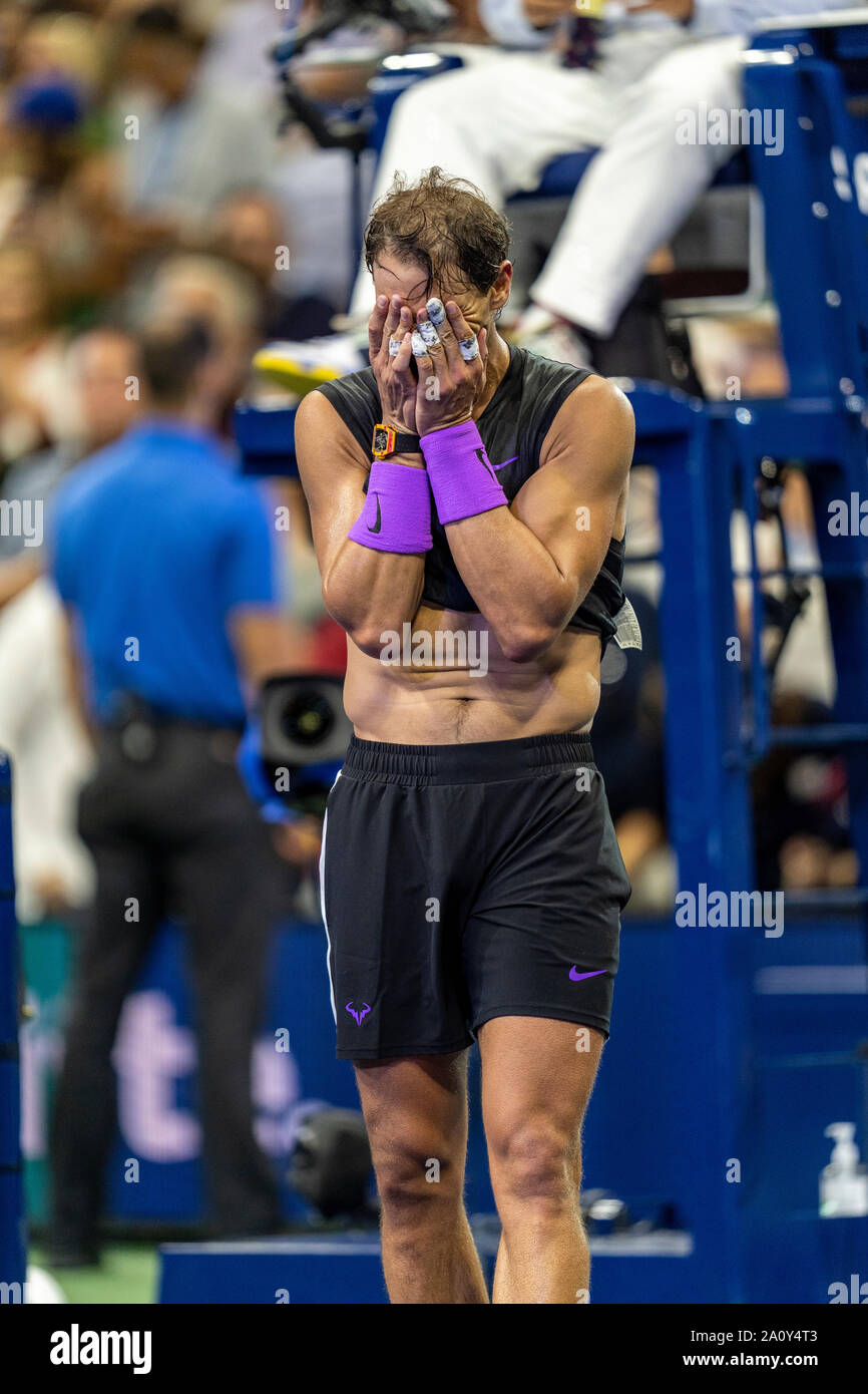 Rafael Nadal di Spagna le reazione emotiva dopo aver sconfitto il russo Daniil Medvedev della Russia in uomini singoli finali all'2019 US Open Tennis Championsh Foto Stock