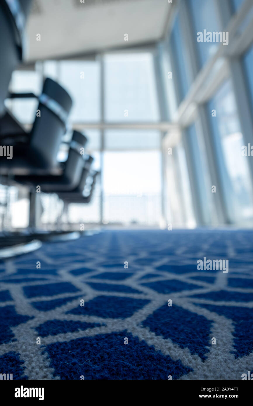 Luce, sunny boardroom con tubolare piegato sedie in acciaio e tappeti blu con disegno geometrico, all'Aga Khan Centro, Kings Cross, London, Regno Unito. Foto Stock