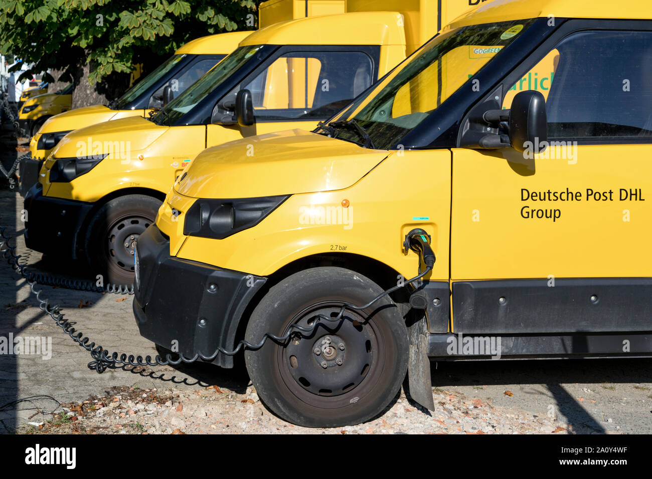 StreetScooter opera di Deutsche Post DHL in carica. Foto Stock
