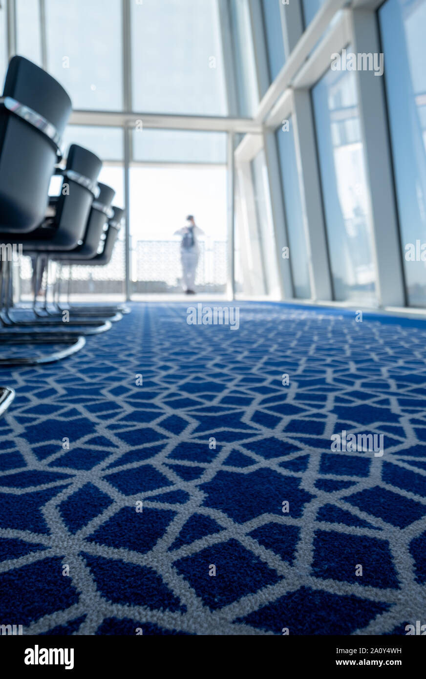 Luce, sunny boardroom con tubolare piegato sedie in acciaio e tappeti blu con disegno geometrico, all'Aga Khan Centro, Kings Cross, London, Regno Unito. Foto Stock