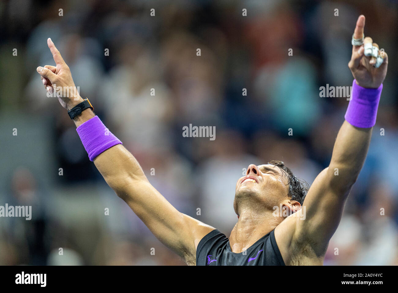 Rafael Nadal di Spagna le reazione emotiva dopo aver sconfitto il russo Daniil Medvedev della Russia in uomini singoli finali all'2019 US Open Tennis Championsh Foto Stock