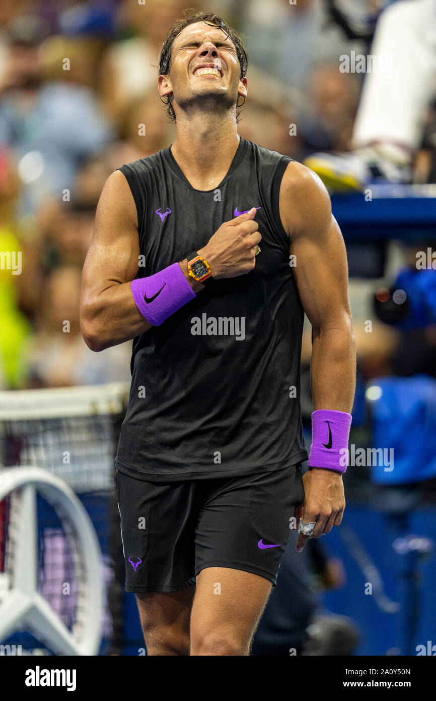 Rafael Nadal di Spagna le reazione emotiva dopo aver sconfitto il russo Daniil Medvedev della Russia in uomini singoli finali all'2019 US Open Tennis Championsh Foto Stock