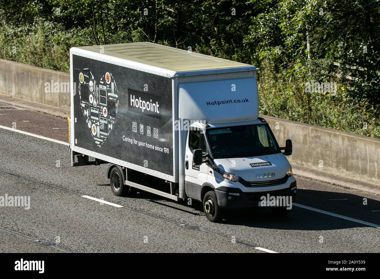 Un Iveco Hotpoint bianco elettrico merci van viaggiare verso nord sulla autostrada M6 vicino a Garstang in Lancashire, Regno Unito. Foto Stock