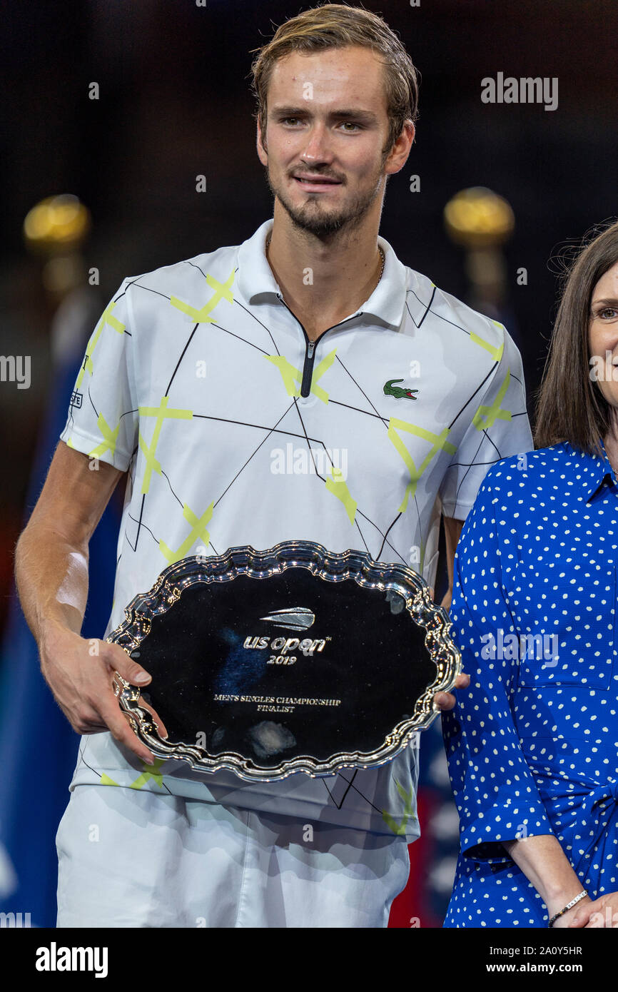 Daniil Medvedev della Russia con il runner il trofeo dopo la Uomini Singoli finali all'2019 US Open Tennis Foto Stock