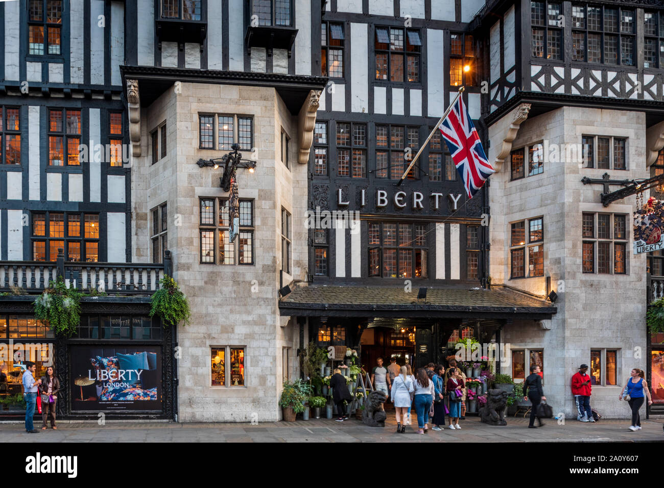 Liberty Store di Londra. L'esclusivo Liberty Department Store in Great Marlborough Street nel West End di Londra. Tudor Revival, edificio classificato di grado II* Foto Stock