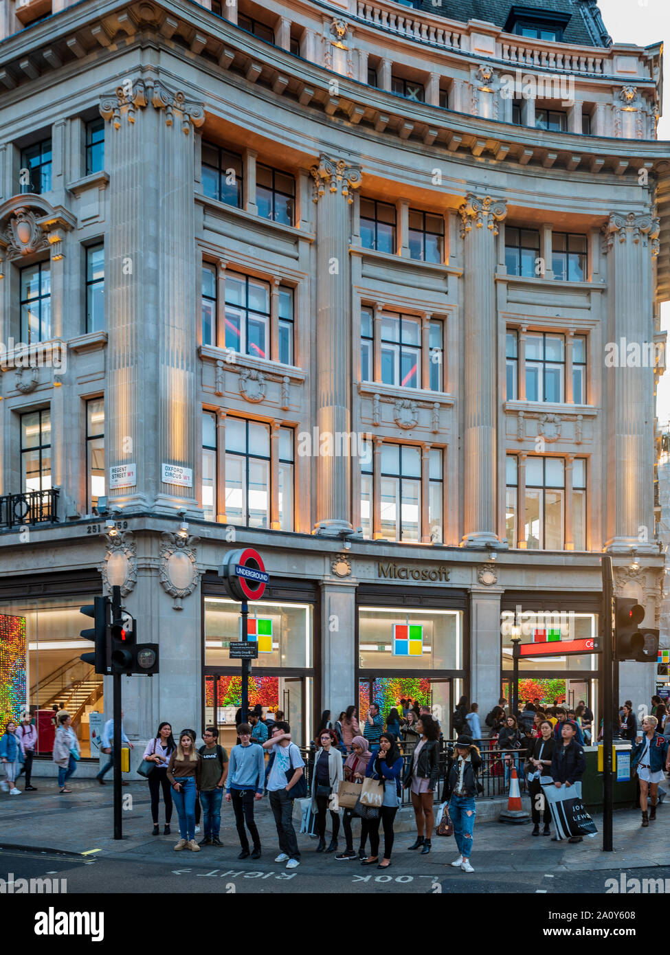Microsoft Store Oxford Circus London - Microsoft Oxford Circus - il nuovo negozio Microsoft di Oxford Street nel West End di Londra. Aperto nel 2019. Foto Stock