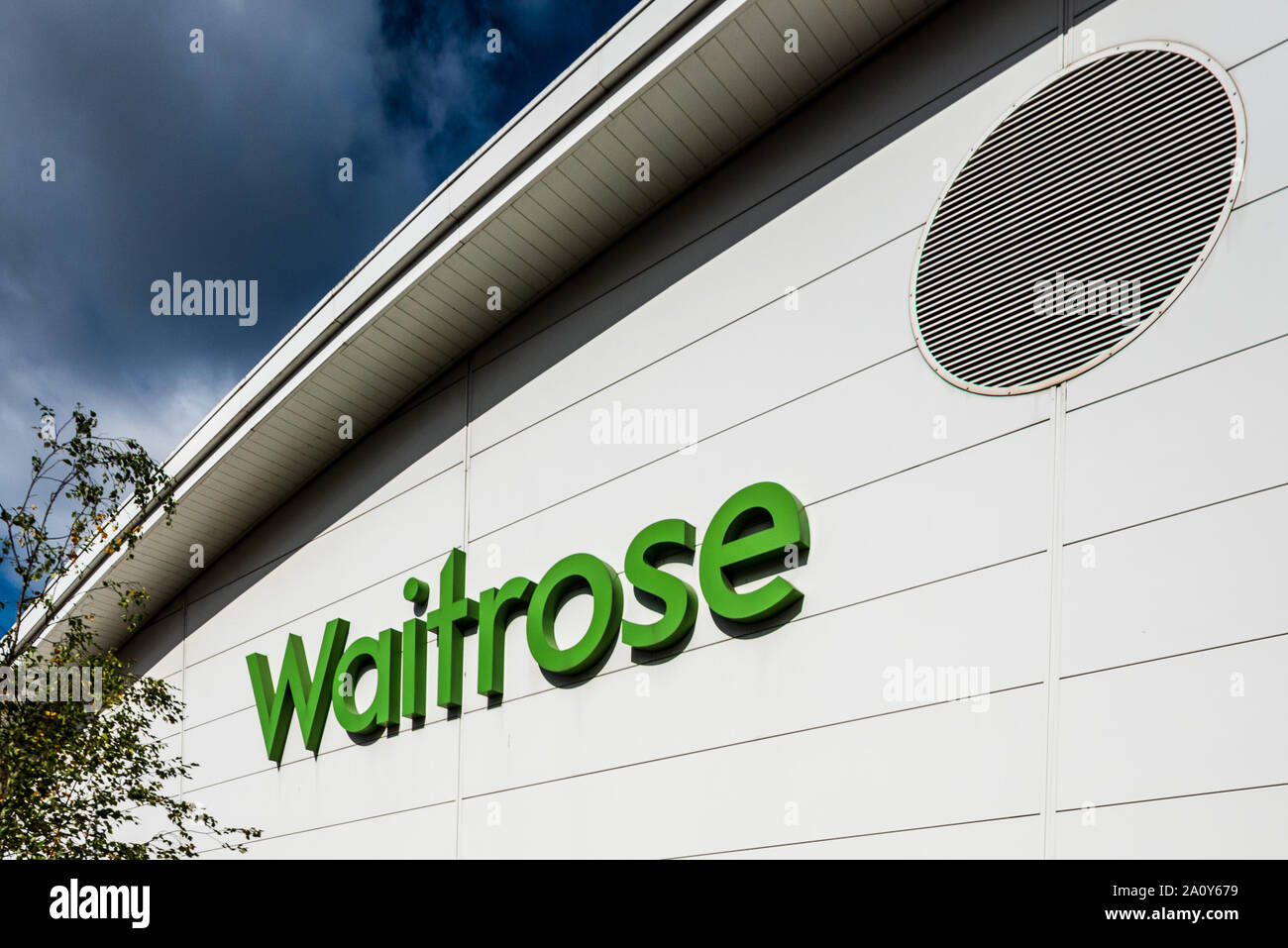 Logo Waitrose Supermarket, Waitrose Sign su un negozio Waitrose in Newmarket Suffolk Foto Stock