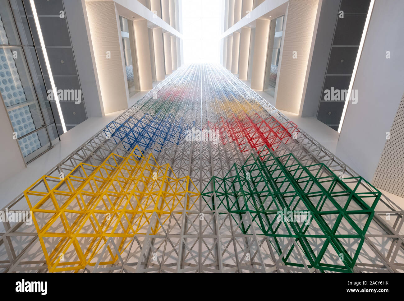 Da Rasheed Araeen geometrica dell'installazione dal titolo Rhapsody in quattro colori, situato nell'atrio all'Aga Khan Centro, Kings Cross, London REGNO UNITO Foto Stock