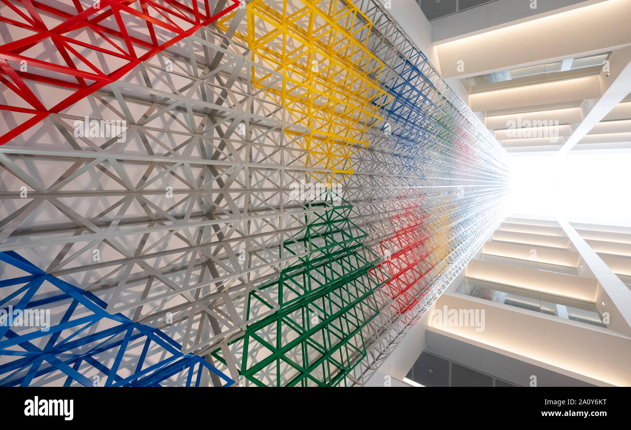 Da Rasheed Araeen geometrica dell'installazione dal titolo Rhapsody in quattro colori, situato nell'atrio all'Aga Khan Centro, Kings Cross, London REGNO UNITO Foto Stock