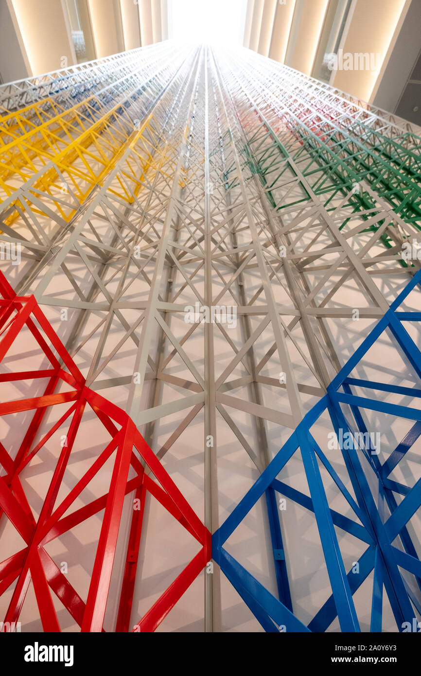 Da Rasheed Araeen geometrica dell'installazione dal titolo Rhapsody in quattro colori, situato nell'atrio all'Aga Khan Centro, Kings Cross, London REGNO UNITO Foto Stock