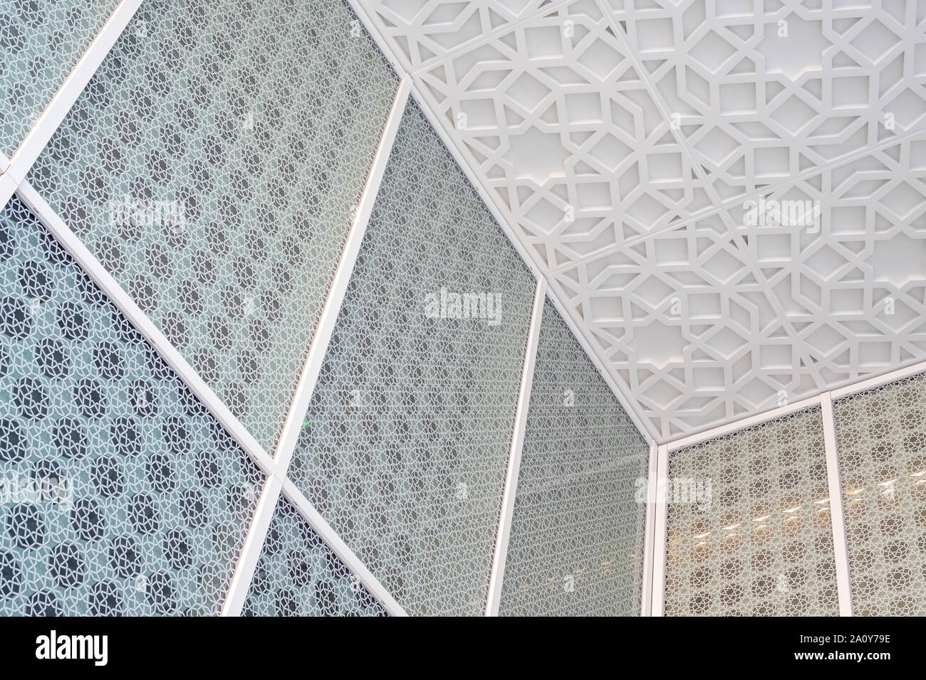 Surround di vetro e il soffitto con motivo geometrico presso il giardino di tranquillità, semplice cortile islamica all'Aga Khan Centro, Kings Cross, London REGNO UNITO. Foto Stock