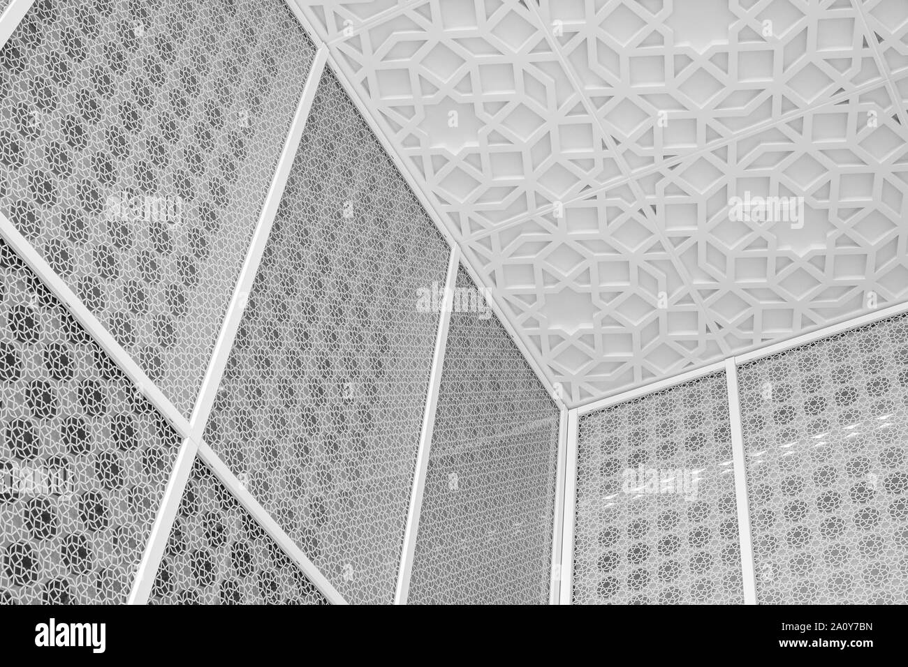 Surround di vetro e il soffitto con motivo geometrico presso il giardino di tranquillità, semplice cortile islamica all'Aga Khan Centro, Kings Cross, London REGNO UNITO. Foto Stock