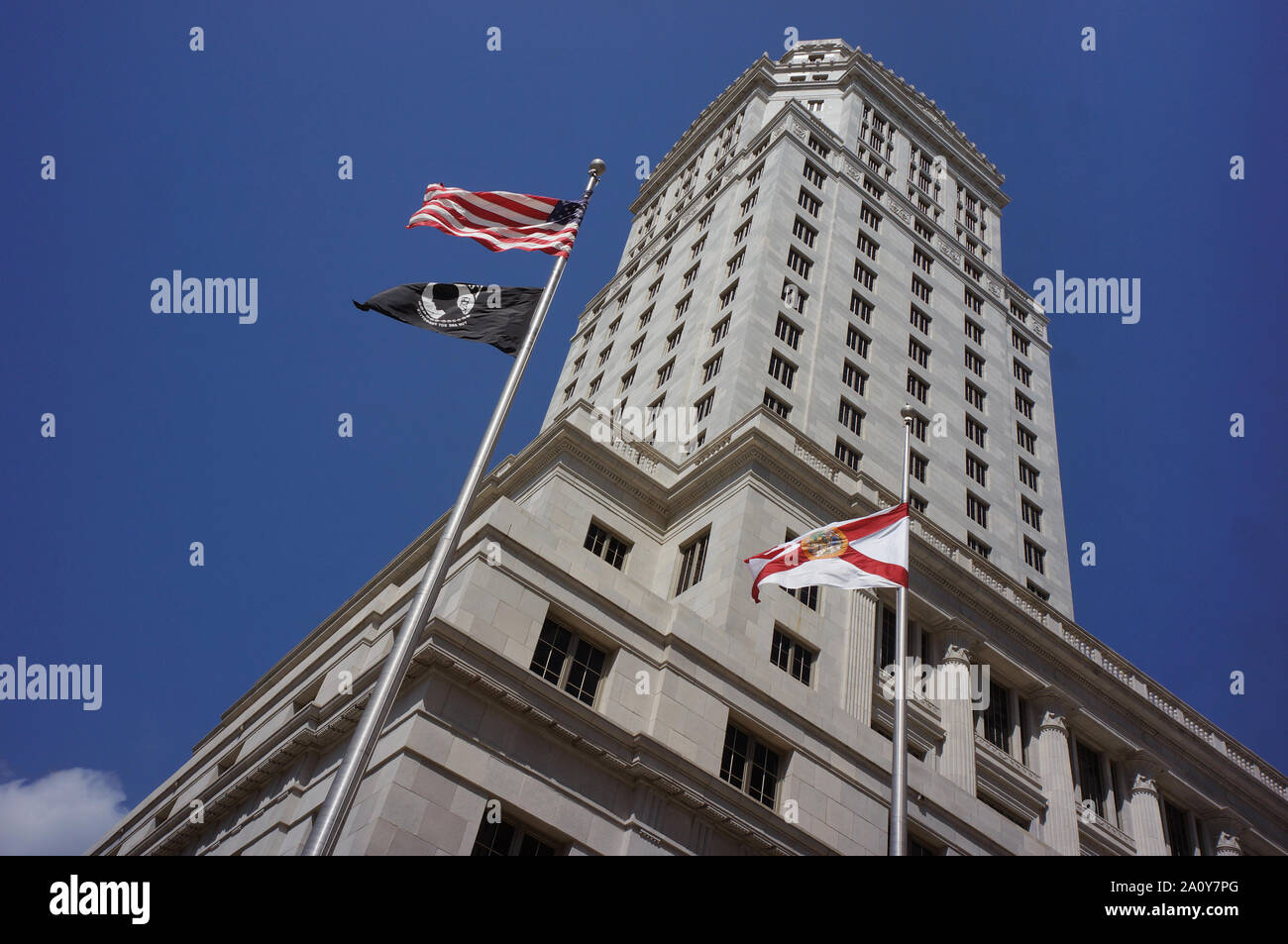 Miami-Dade storico County Courthouse edificio nel centro di Miami. La bandiera nera nella foto è POW/mia bandiera Foto Stock