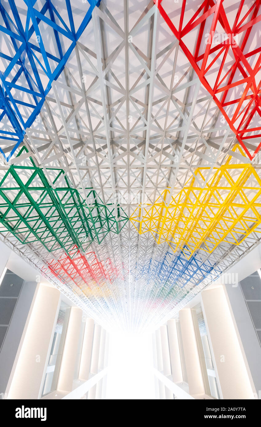 Da Rasheed Araeen geometrica dell'installazione dal titolo Rhapsody in quattro colori, situato nell'atrio all'Aga Khan Centro, Kings Cross, London REGNO UNITO Foto Stock