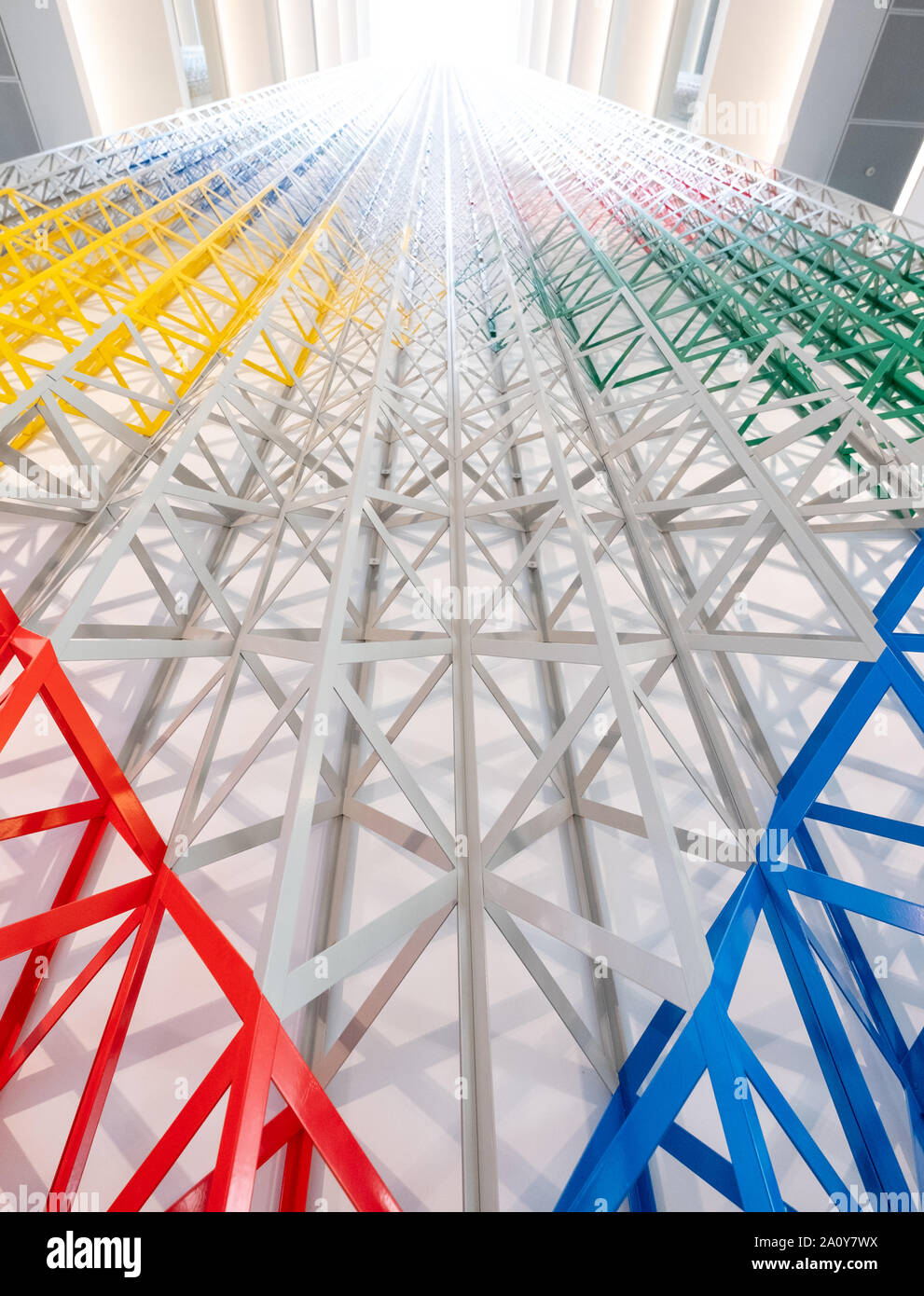 Da Rasheed Araeen geometrica dell'installazione dal titolo Rhapsody in quattro colori, situato nell'atrio all'Aga Khan Centro, Kings Cross, London REGNO UNITO Foto Stock