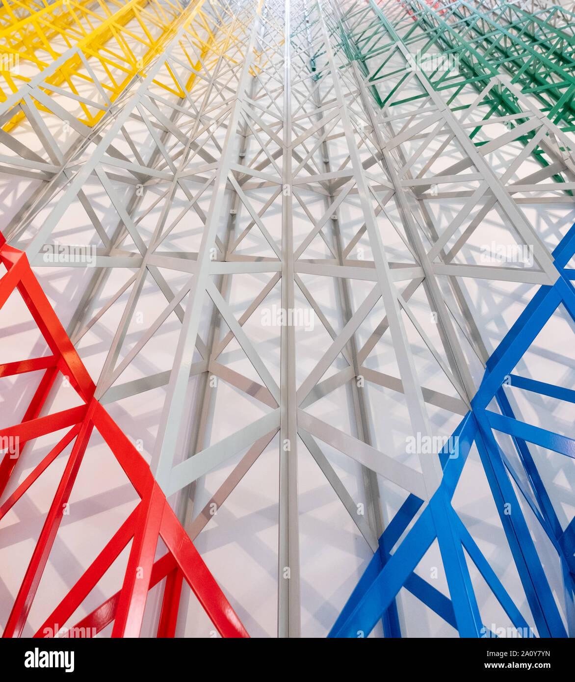 Da Rasheed Araeen geometrica dell'installazione dal titolo Rhapsody in quattro colori, situato nell'atrio all'Aga Khan Centro, Kings Cross, London REGNO UNITO Foto Stock