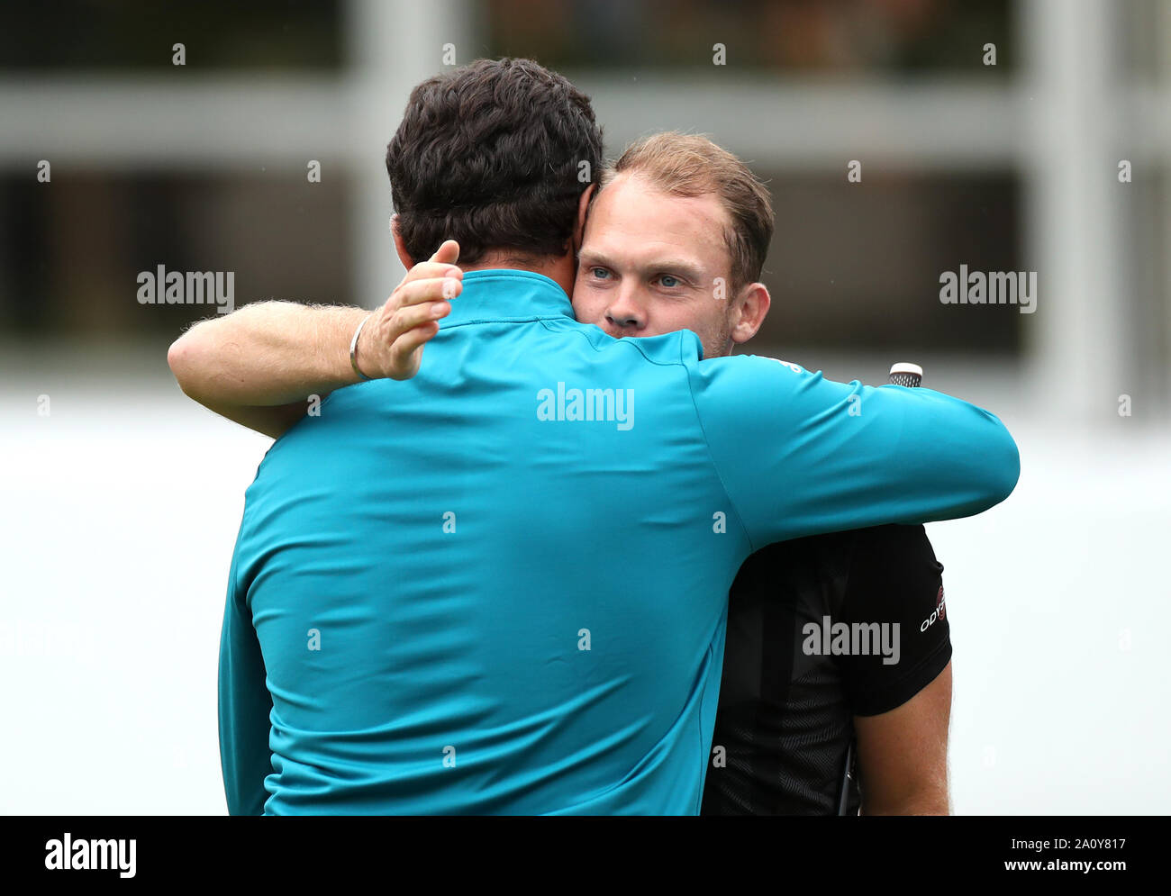 L'Inghilterra del Danny Willett (destra) abbraccia Spagna Jon Rahm al diciottesimo dopo aver vinto il BMW PGA Championship di Wentworth Golf Club, Surrey. Foto Stock