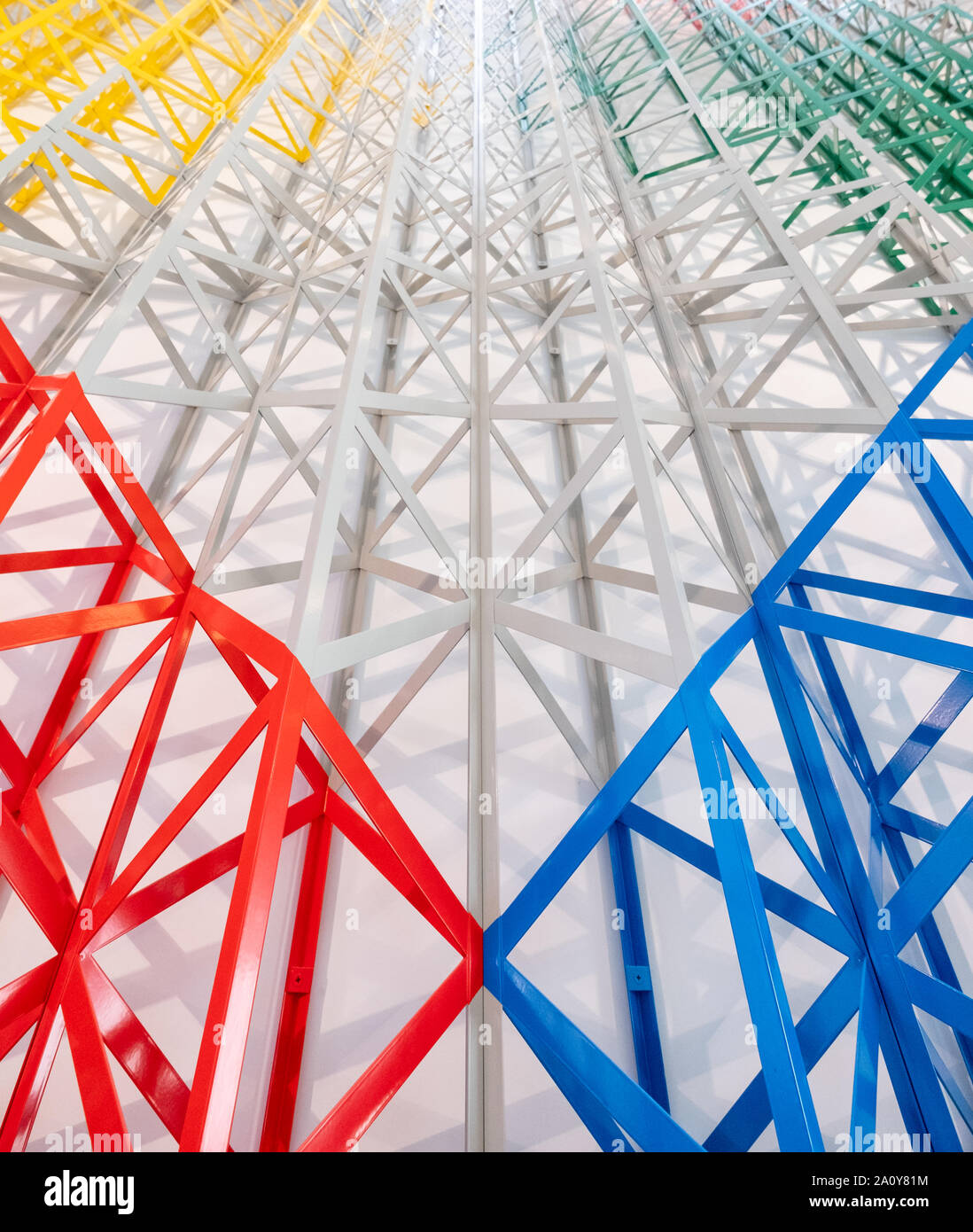 Da Rasheed Araeen geometrica dell'installazione dal titolo Rhapsody in quattro colori, situato nell'atrio all'Aga Khan Centro, Kings Cross, London REGNO UNITO Foto Stock