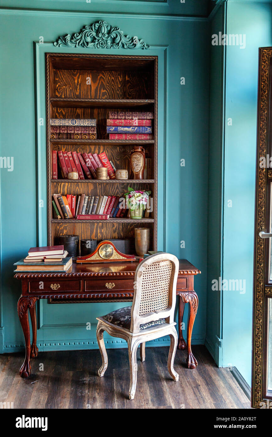 Luxury classic interno della libreria di casa. Salotto con libreria, libri,  tavolo e sedia. Pulito e moderno decor con arredamento elegante. Istruzione  leggere studiare il concetto di saggezza Foto stock - Alamy