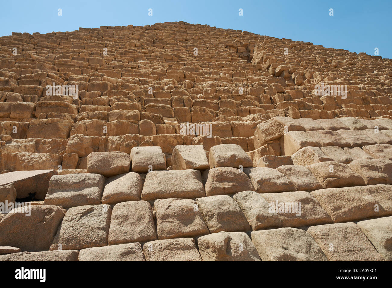 La piramide di Menkaure è la più piccola delle tre principali Piramidi di Giza, situato sull'Altopiano di Giza nella periferia sudoccidentale del Cairo, Egitto. Foto Stock