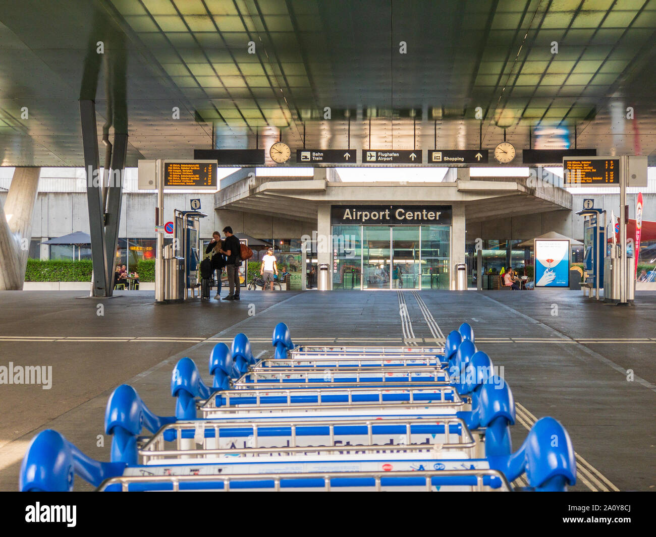 Zurich, Svizzera - 22 Luglio 2018: Carrelli bagagli di fronte all'edificio aeroportuale Foto Stock