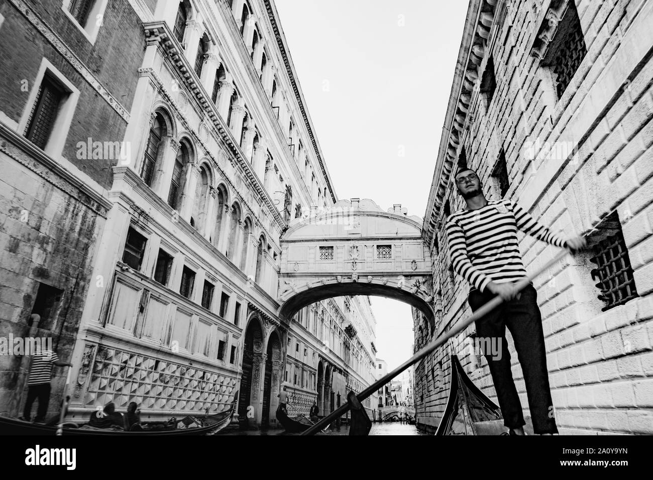 In gondola lungo i canali di Venezia, Italia Foto Stock