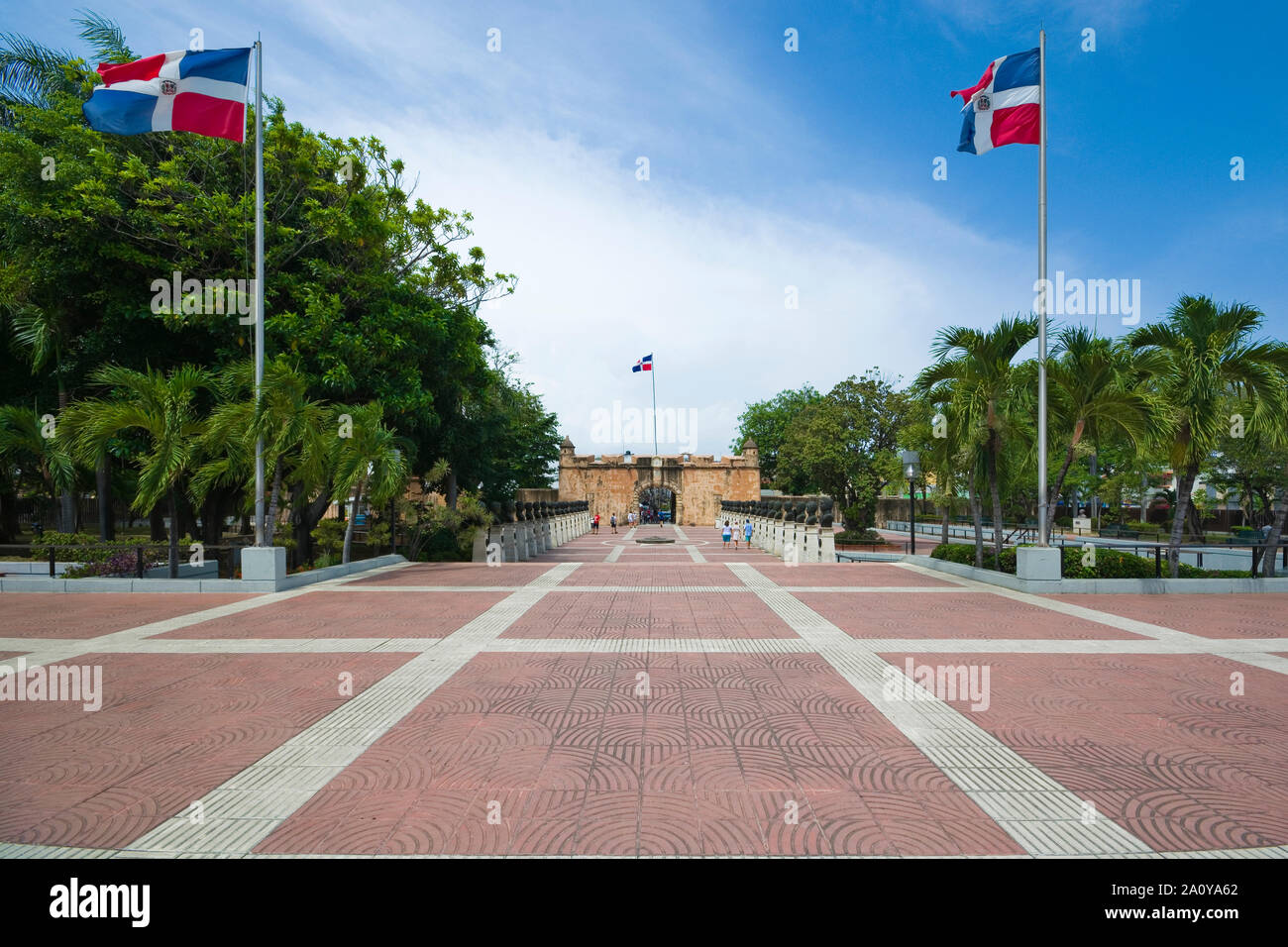 Vista della Puerta del Conde (Conte il Gate) prese dal Parco Indipendenza e Altare della Patria che contiene resti di padri fondatori del conteggio Foto Stock