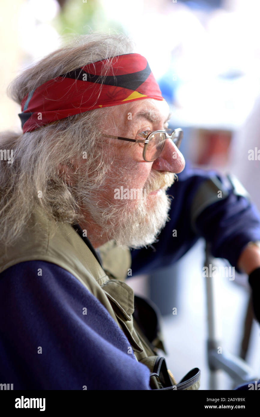 Barbuto vecchio ragazzo, con red bandana. Foto Stock